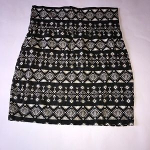 Black and white pattered pencils skirt